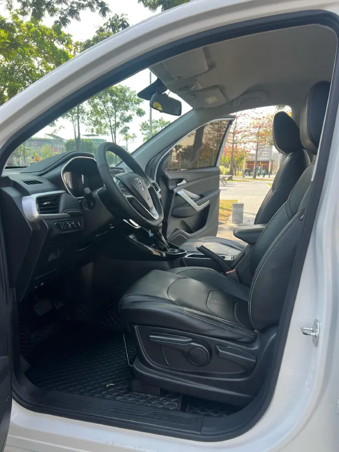 2021 BaoJun 530 1.5T 147HP L4 6MT,autocango,china used car exporter,china ev exporter,chinese used car exporter,chinese used ev exporter