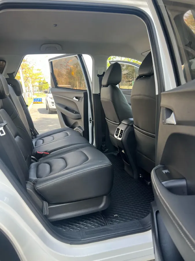 2021 BaoJun 530 1.5T 147HP L4 6MT,autocango,china used car exporter,china ev exporter,chinese used car exporter,chinese used ev exporter