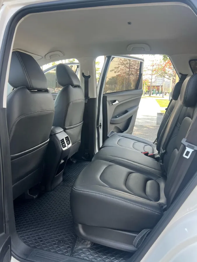 2021 BaoJun 530 1.5T 147HP L4 6MT,autocango,china used car exporter,china ev exporter,chinese used car exporter,chinese used ev exporter