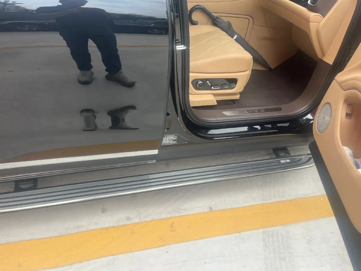 2025 AITO AITO M9 REEV 160HP REEV 52KWH,autocango,china used car exporter,china ev exporter,chinese used car exporter,chinese used ev exporter