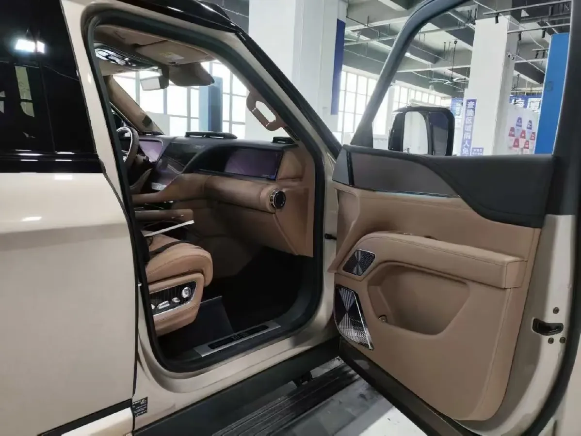 2025 YangWang U8 L REEV 272HP REEV,autocango,china used car exporter,china ev exporter,chinese used car exporter,chinese used ev exporter