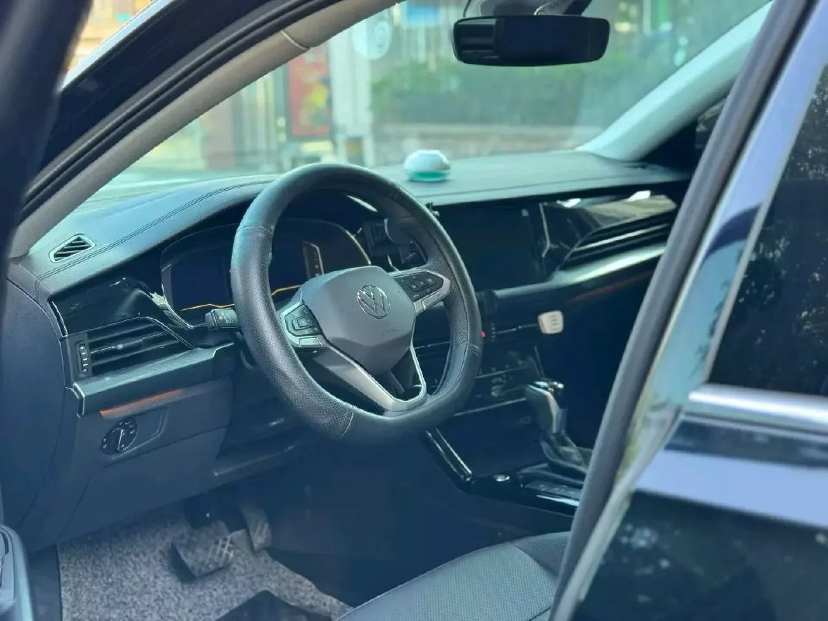 2025 Volkswagen Passat 2.0T 220HP L4 7DCT,autocango,china used car exporter,china ev exporter,chinese used car exporter,chinese used ev exporter