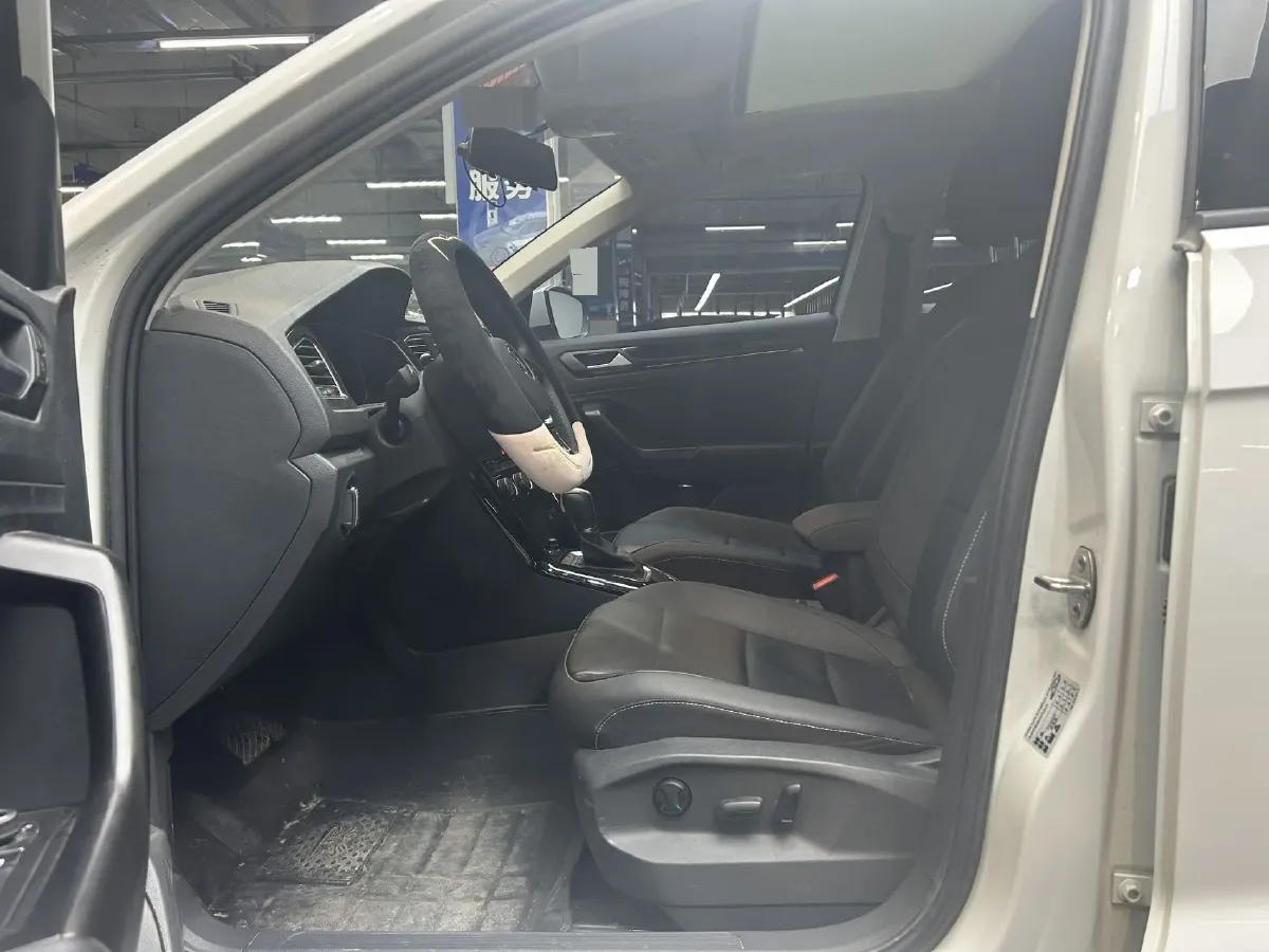 2022 Volkswagen T-Roc 1.4T 150HP L4 7DCT,autocango,china used car exporter,china ev exporter,chinese used car exporter,chinese used ev exporter