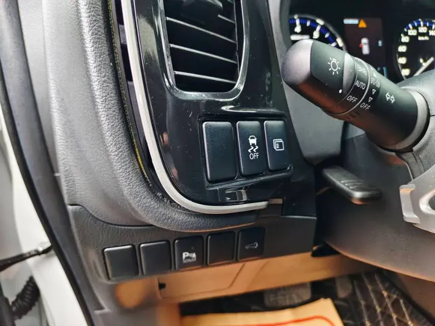 2018 Mitsubishi Outlander 2.0L 166HP L4 CVT,autocango,china used car exporter,china ev exporter,chinese used car exporter,chinese used ev exporter