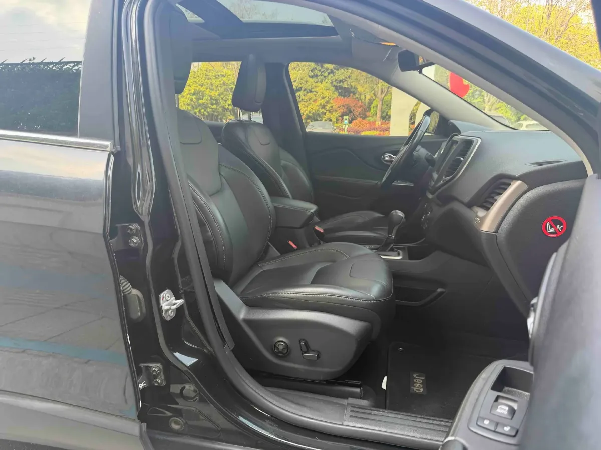 2017 Jeep Cherokee 2.0L 155HP L4 9AT,autocango,china used car exporter,china ev exporter,chinese used car exporter,chinese used ev exporter