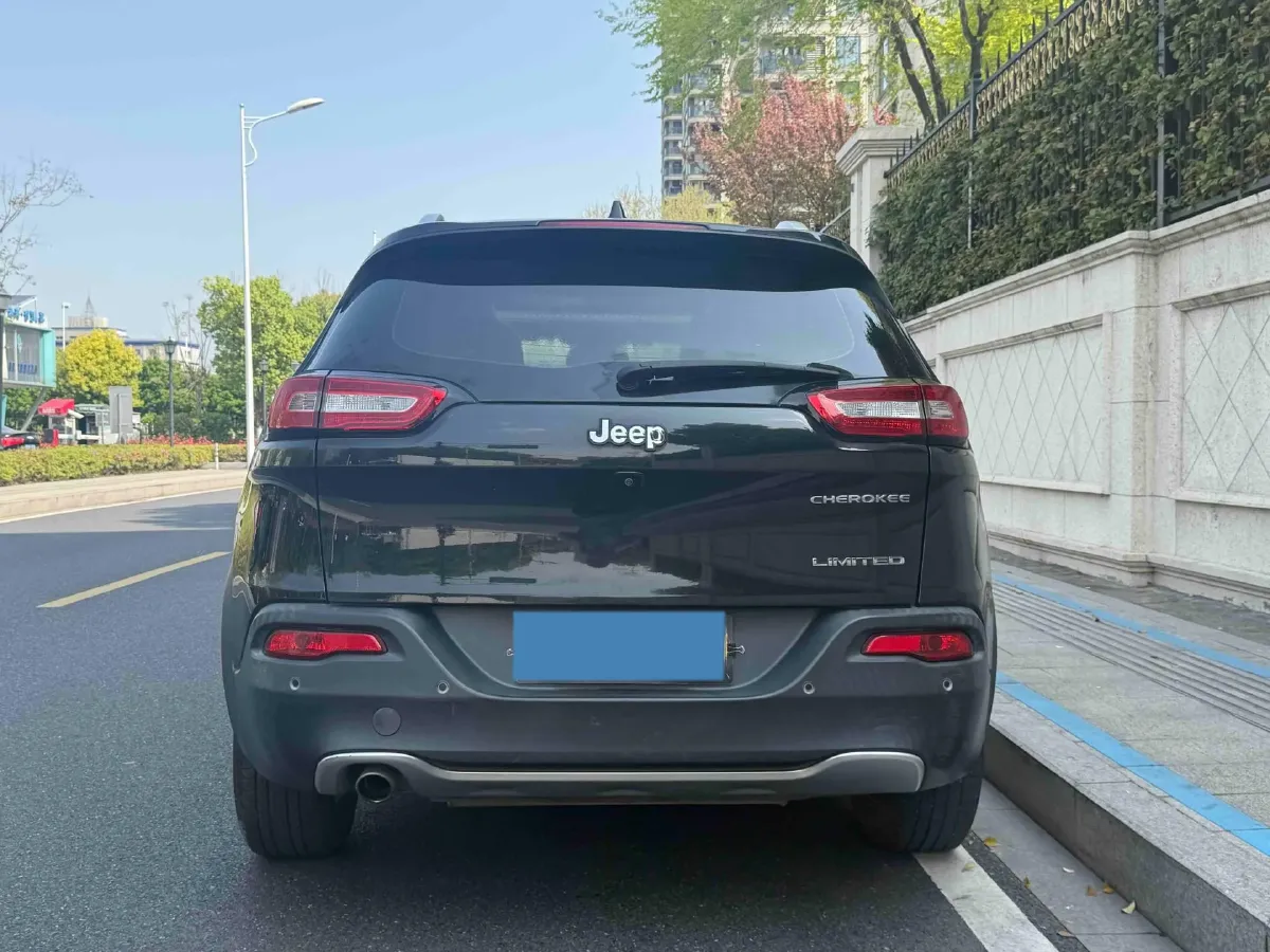 2017 Jeep Cherokee 2.0L 155HP L4 9AT,autocango,china used car exporter,china ev exporter,chinese used car exporter,chinese used ev exporter
