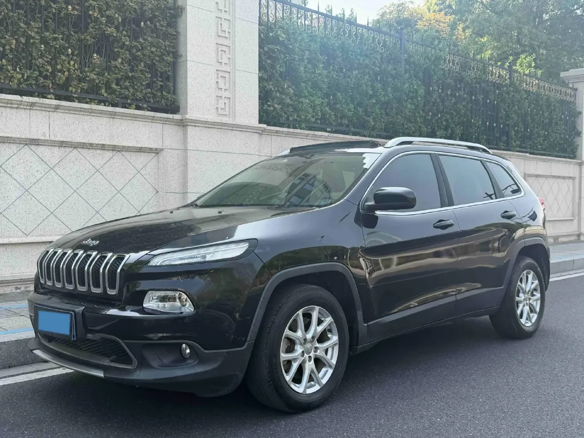 2017 Jeep Cherokee 2.0L 155HP L4 9AT,autocango,china used car exporter,china ev exporter,chinese used car exporter,chinese used ev exporter