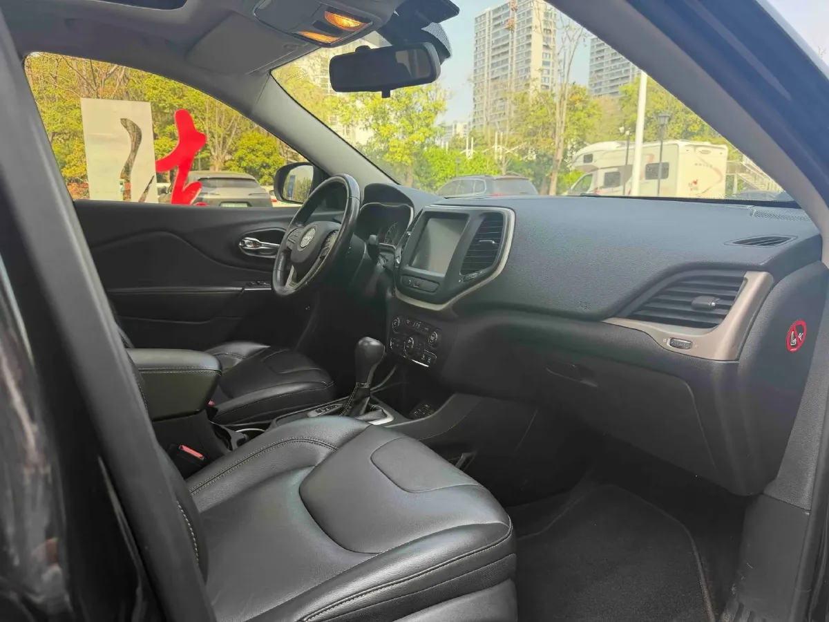 2017 Jeep Cherokee 2.0L 155HP L4 9AT,autocango,china used car exporter,china ev exporter,chinese used car exporter,chinese used ev exporter