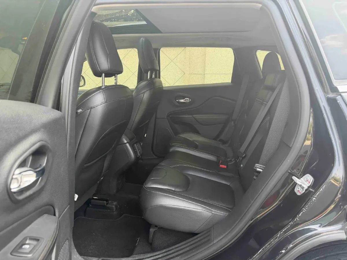 2017 Jeep Cherokee 2.0L 155HP L4 9AT,autocango,china used car exporter,china ev exporter,chinese used car exporter,chinese used ev exporter