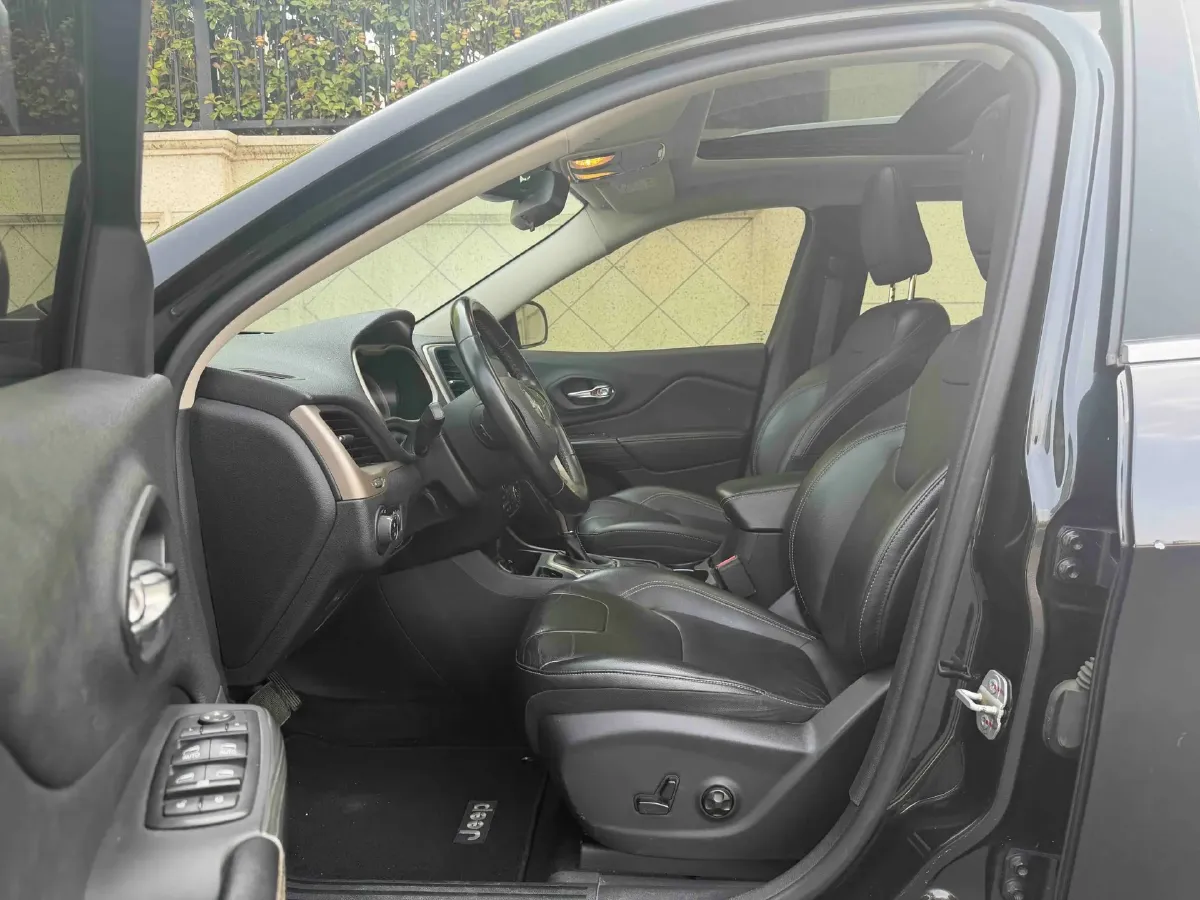 2017 Jeep Cherokee 2.0L 155HP L4 9AT,autocango,china used car exporter,china ev exporter,chinese used car exporter,chinese used ev exporter