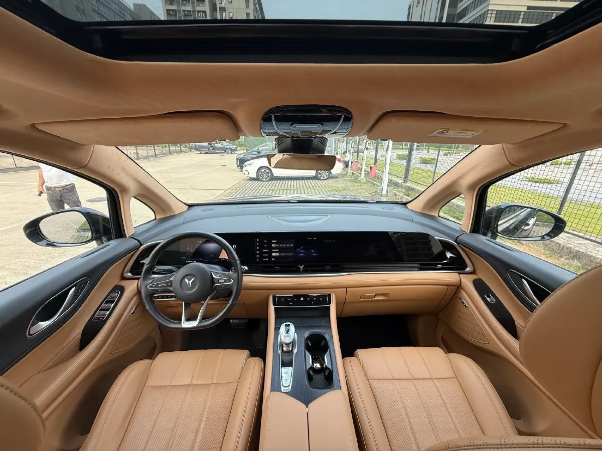 2024 Voyah Dream 1.5T 150HP L4 PHEV 43KWH,autocango,china used car exporter,china ev exporter,chinese used car exporter,chinese used ev exporter