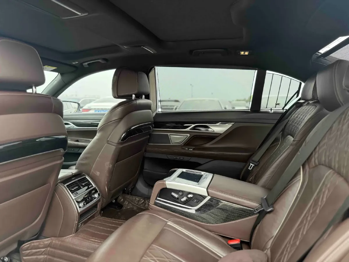 2019 BMW 7 Series 3.0T 340HP L6 8AT,autocango,china used car exporter,china ev exporter,chinese used car exporter,chinese used ev exporter