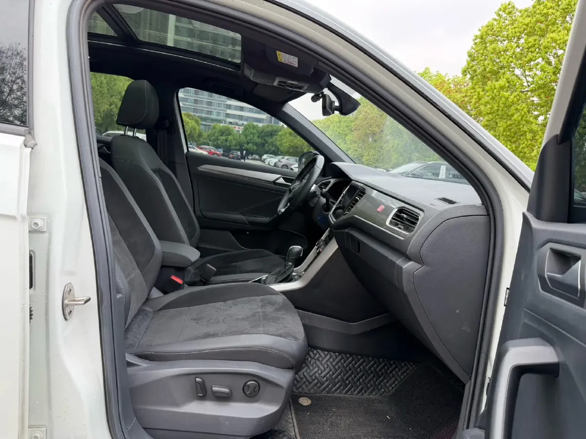 2022 Volkswagen T-Roc 1.4T 150HP L4 7DCT,autocango,china used car exporter,china ev exporter,chinese used car exporter,chinese used ev exporter