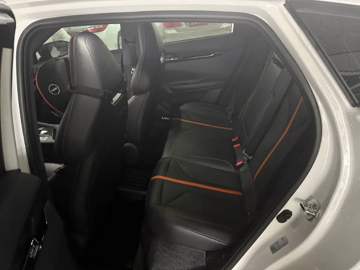 2024 ChangAn UNI-V 1.5T 188HP L4 7DCT,autocango,china used car exporter,china ev exporter,chinese used car exporter,chinese used ev exporter