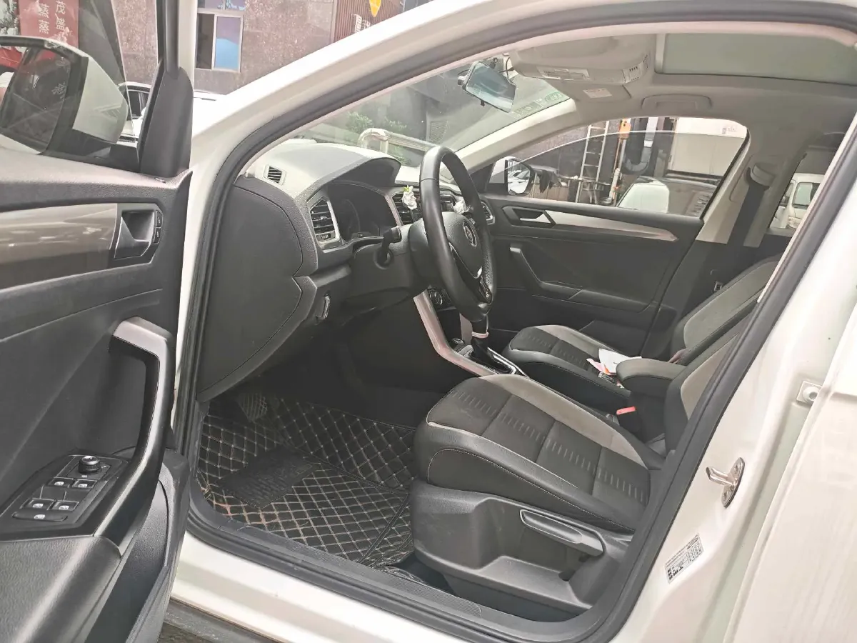 2020 Volkswagen T-Roc 1.4T 131HP L4 7DCT,autocango,china used car exporter,china ev exporter,chinese used car exporter,chinese used ev exporter