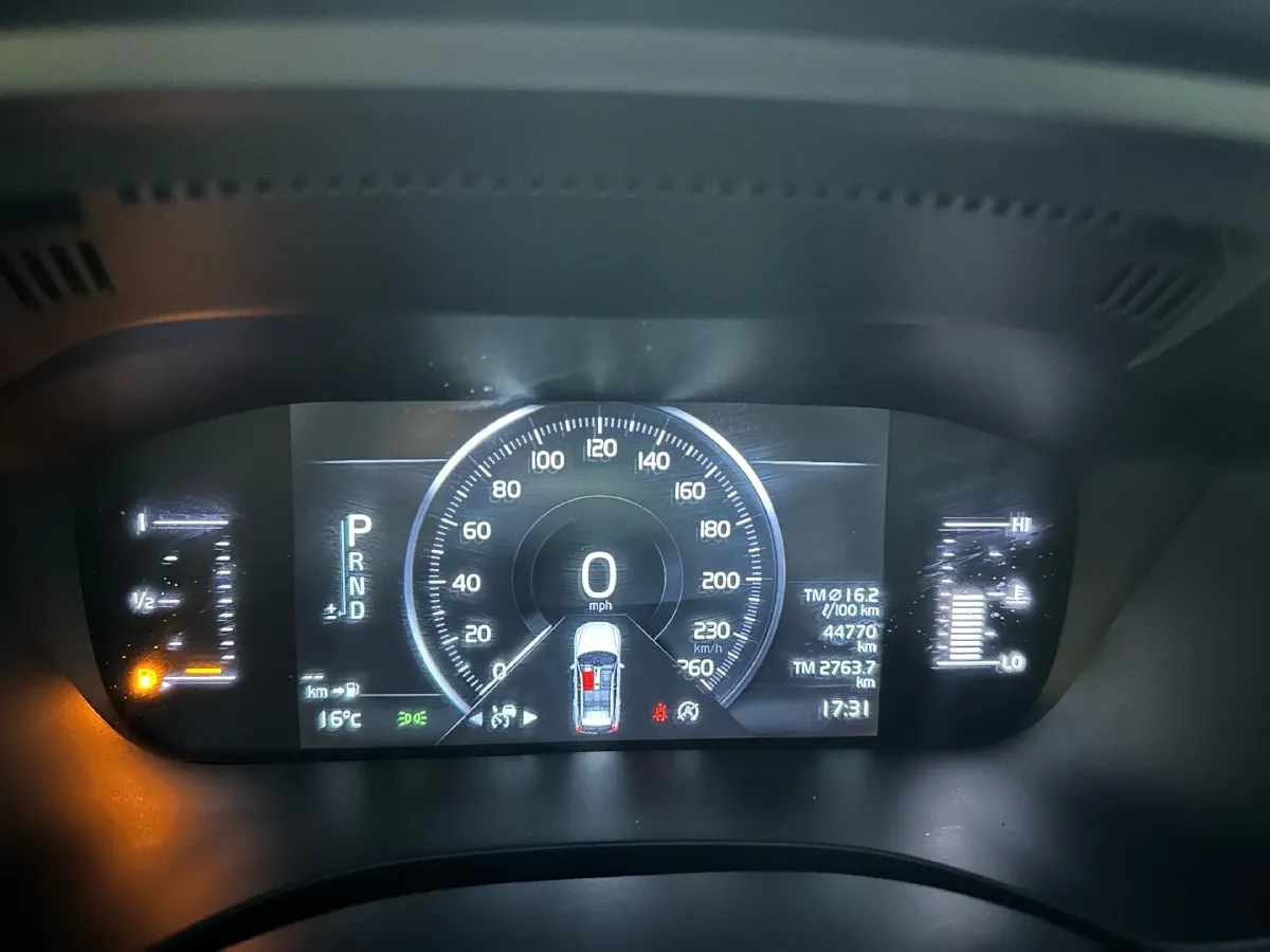 2021 Volvo XC60 2.0T 250HP L4 8AT,autocango,china used car exporter,china ev exporter,chinese used car exporter,chinese used ev exporter