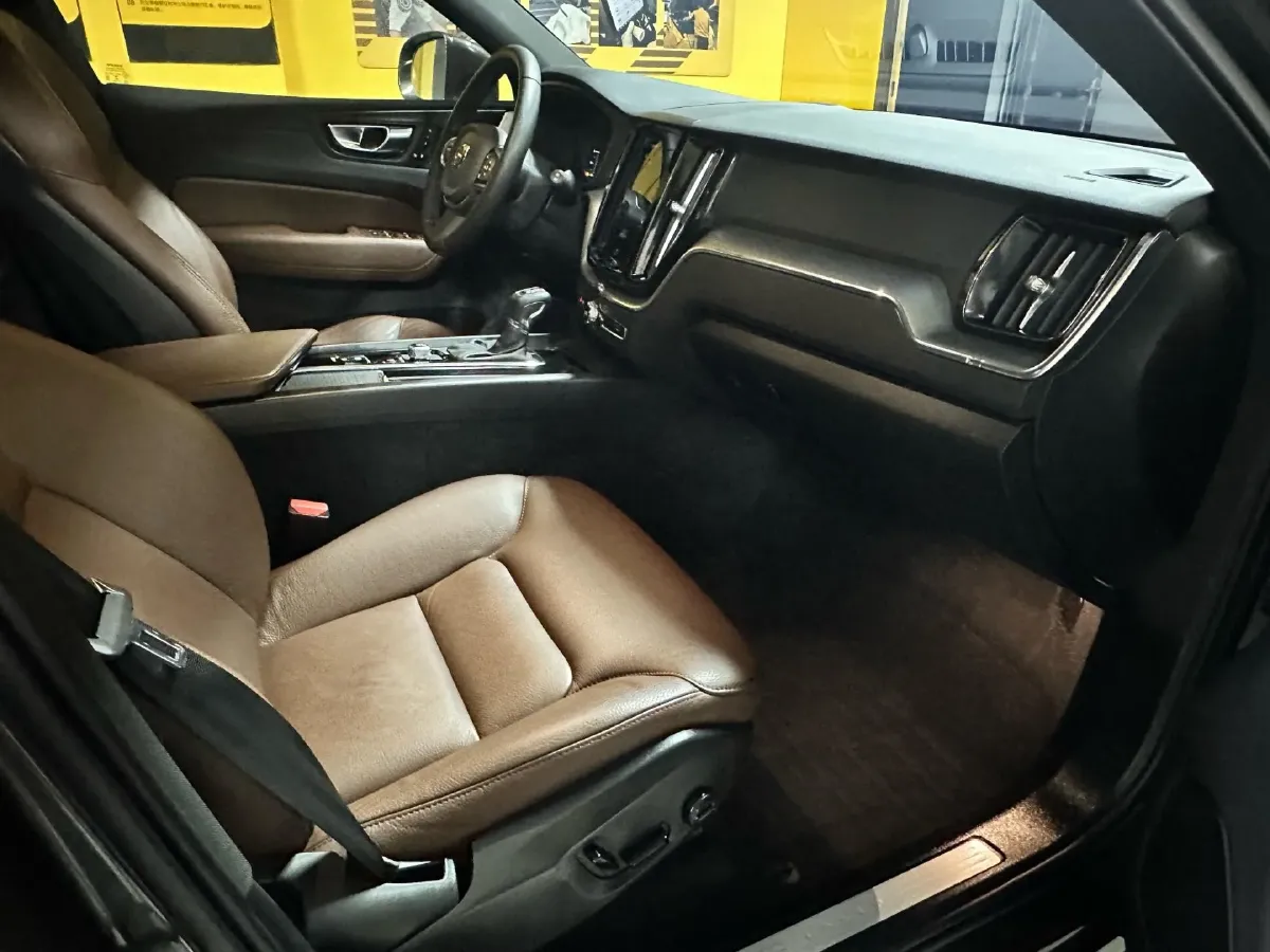 2021 Volvo XC60 2.0T 250HP L4 8AT,autocango,china used car exporter,china ev exporter,chinese used car exporter,chinese used ev exporter