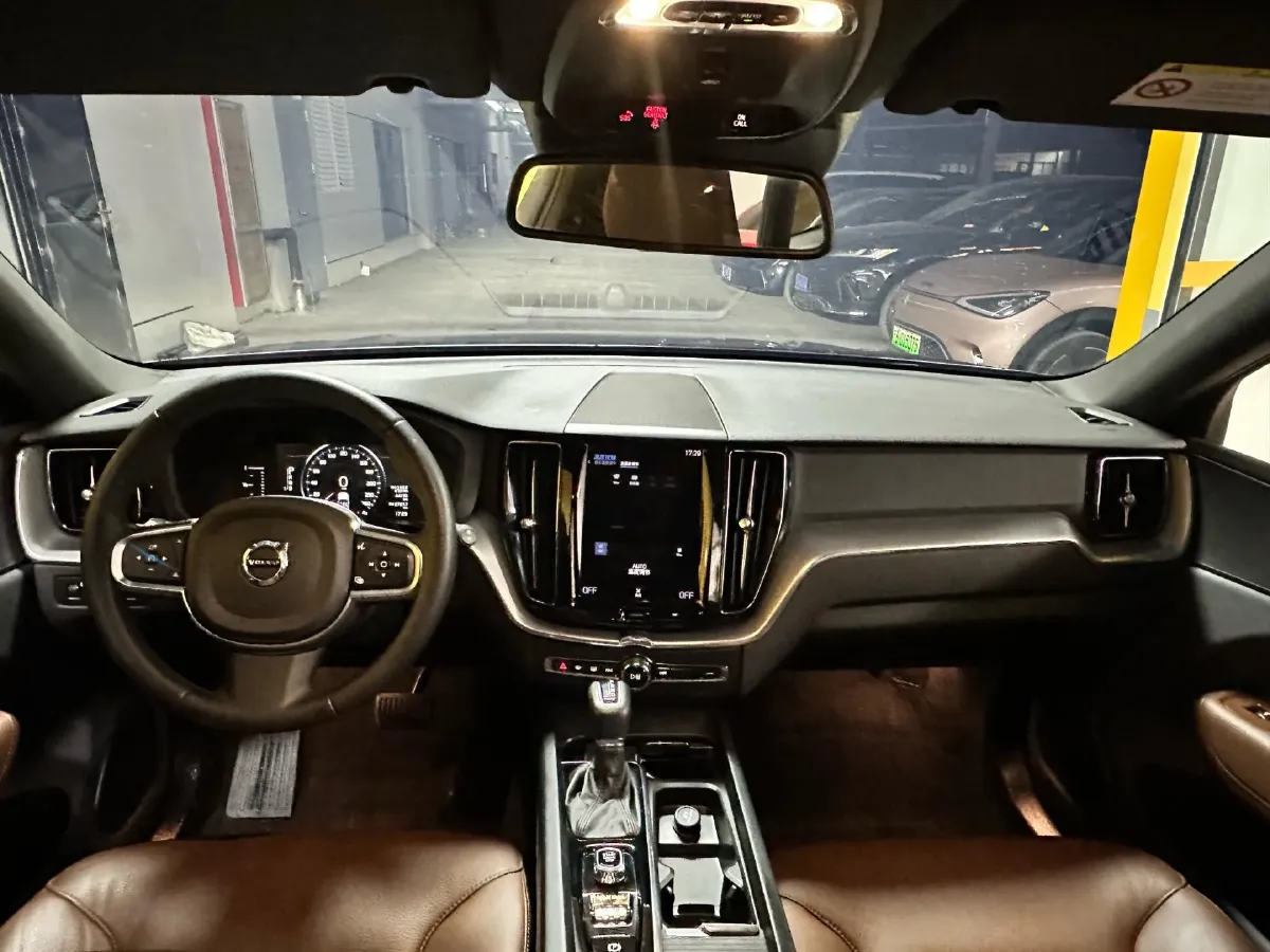 2021 Volvo XC60 2.0T 250HP L4 8AT,autocango,china used car exporter,china ev exporter,chinese used car exporter,chinese used ev exporter