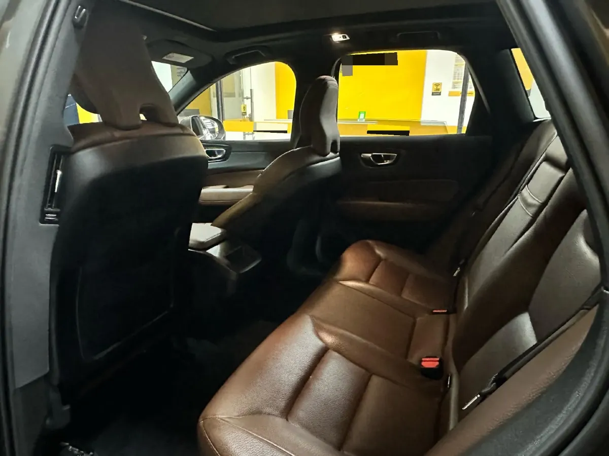 2021 Volvo XC60 2.0T 250HP L4 8AT,autocango,china used car exporter,china ev exporter,chinese used car exporter,chinese used ev exporter