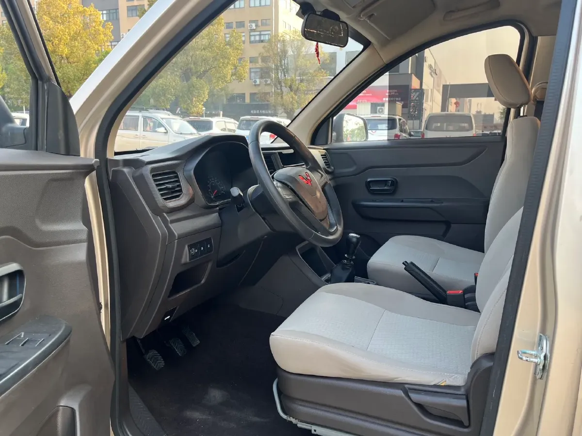 2019 WuLing RongGuang V 1.5L 99HP L4 6MT,autocango,china used car exporter,china ev exporter,chinese used car exporter,chinese used ev exporter