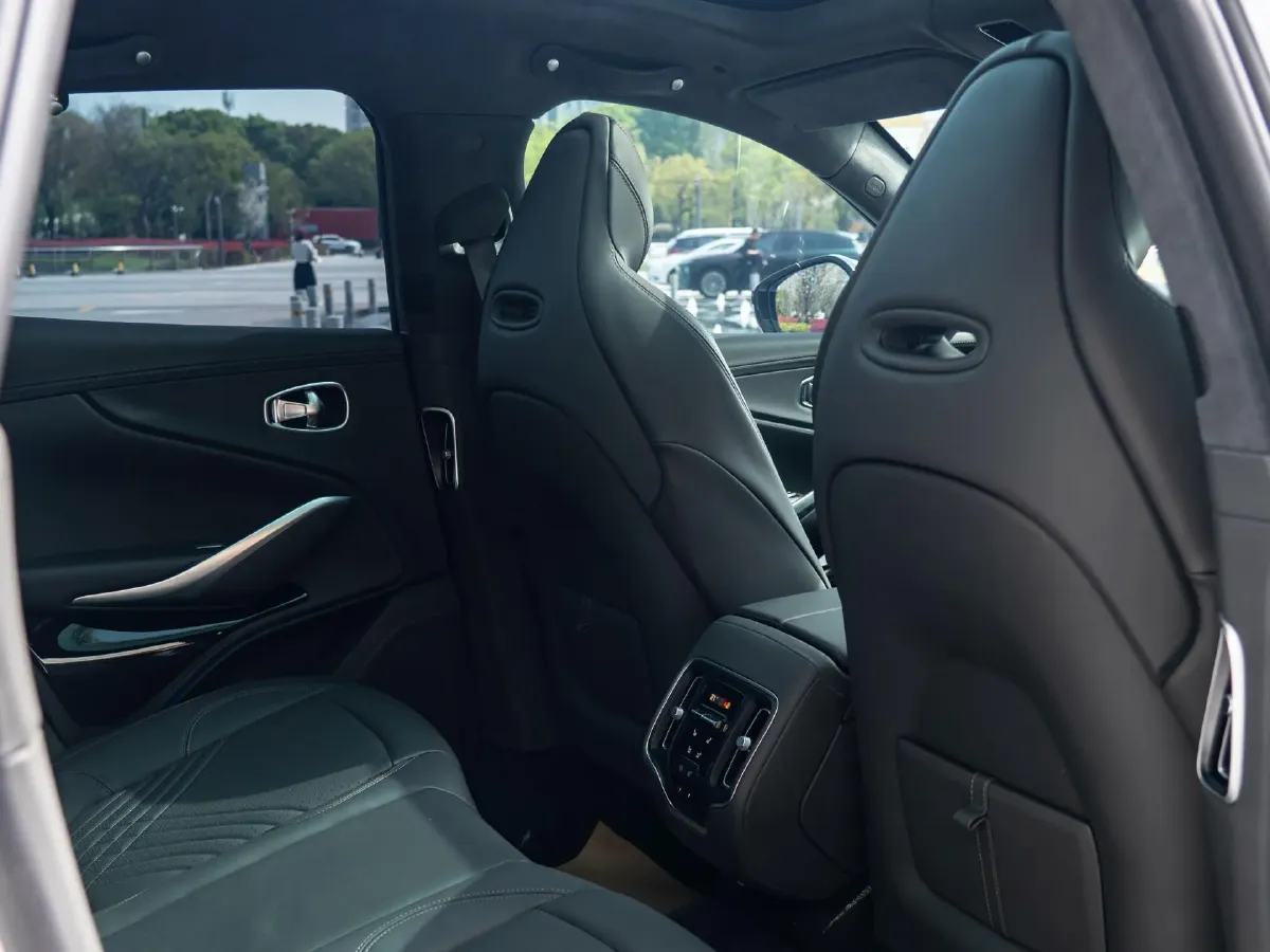 2024 Aston Martin DBX 4.0T 550HP V8 9AT,autocango,china used car exporter,china ev exporter,chinese used car exporter,chinese used ev exporter