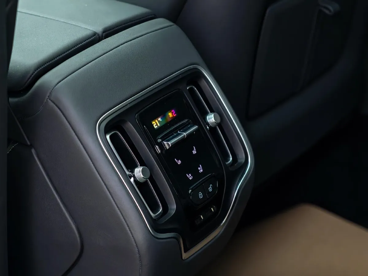 2024 Aston Martin DBX 4.0T 550HP V8 9AT,autocango,china used car exporter,china ev exporter,chinese used car exporter,chinese used ev exporter