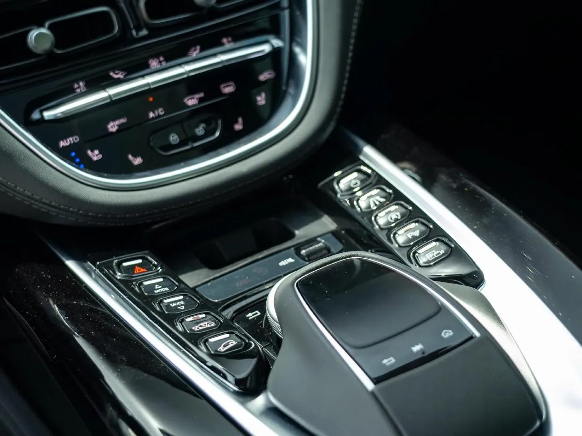 2024 Aston Martin DBX 4.0T 550HP V8 9AT,autocango,china used car exporter,china ev exporter,chinese used car exporter,chinese used ev exporter