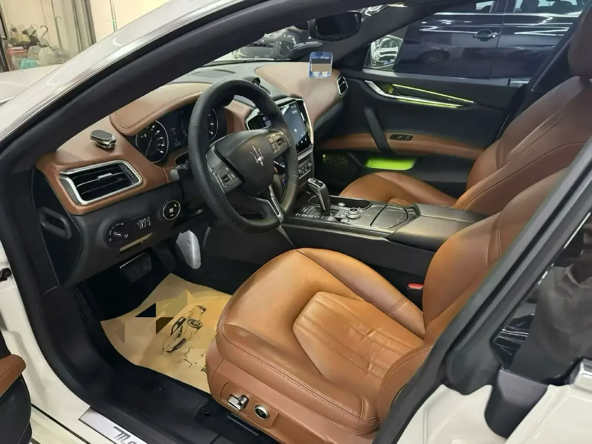 2021 Maserati Ghibli 2.0T 330HP L4 8AT,autocango,china used car exporter,china ev exporter,chinese used car exporter,chinese used ev exporter