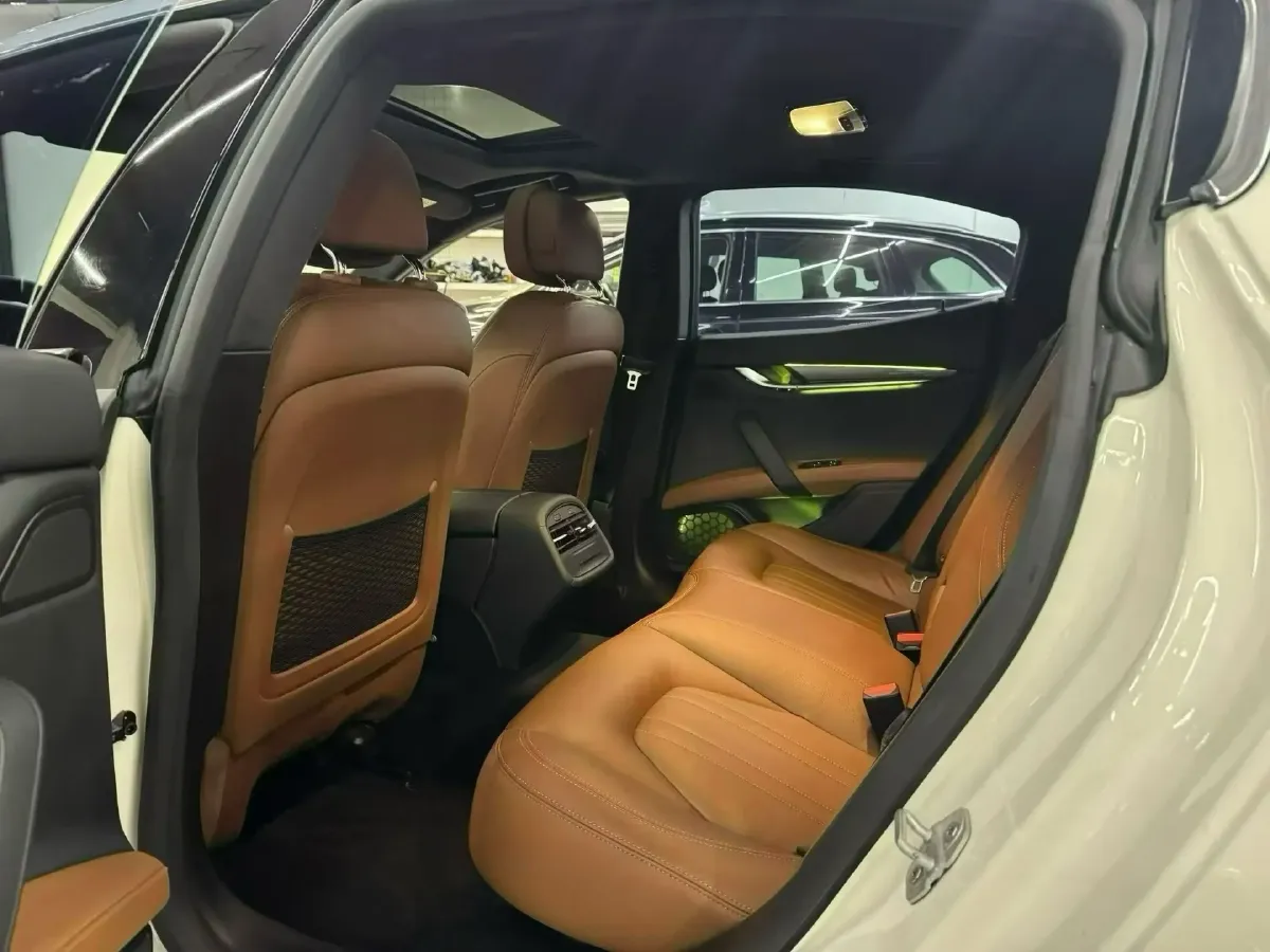 2021 Maserati Ghibli 2.0T 330HP L4 8AT,autocango,china used car exporter,china ev exporter,chinese used car exporter,chinese used ev exporter