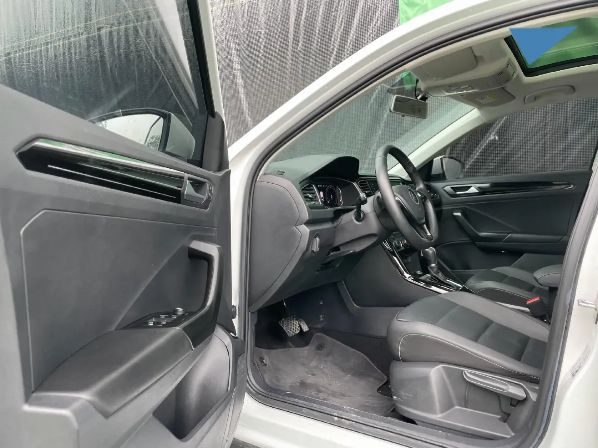 2021 Volkswagen T-Roc 1.4T 150HP L4 7DCT,autocango,china used car exporter,china ev exporter,chinese used car exporter,chinese used ev exporter