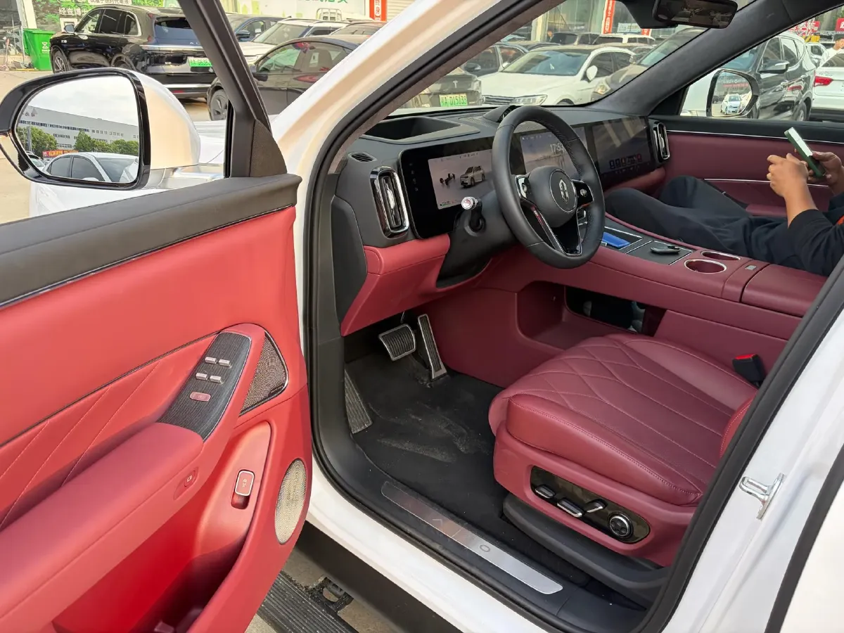 2025 AITO AITO M8 REEV 160HP REEV 53.4KWH,autocango,china used car exporter,china ev exporter,chinese used car exporter,chinese used ev exporter