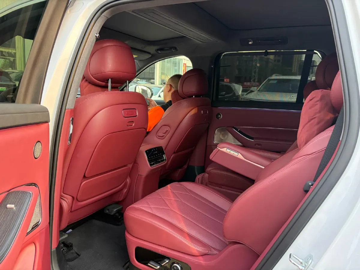 2025 AITO AITO M8 REEV 160HP REEV 53.4KWH,autocango,china used car exporter,china ev exporter,chinese used car exporter,chinese used ev exporter