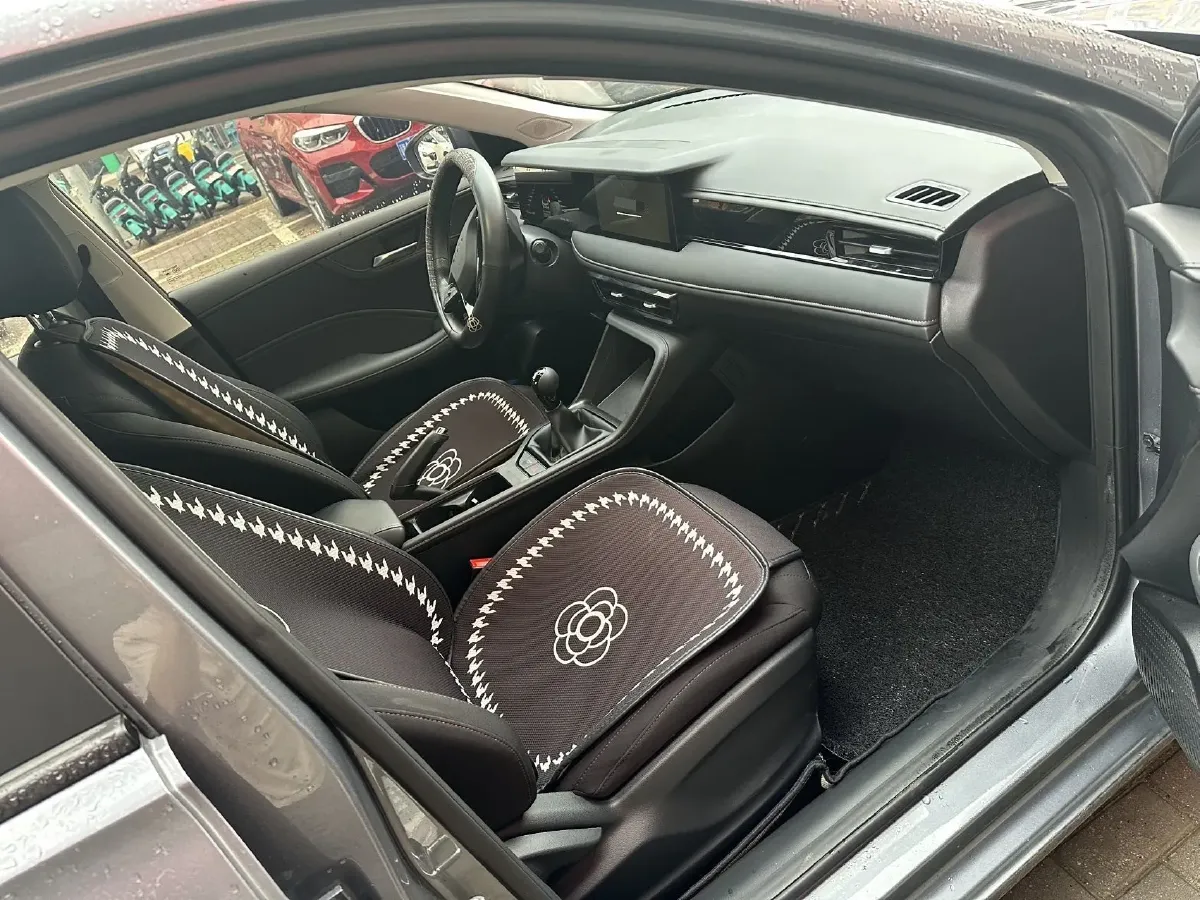 2026 Roewe i5 1.5L 129HP L4 5MT,autocango,china used car exporter,china ev exporter,chinese used car exporter,chinese used ev exporter