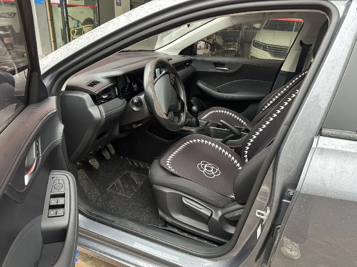 2026 Roewe i5 1.5L 129HP L4 5MT,autocango,china used car exporter,china ev exporter,chinese used car exporter,chinese used ev exporter