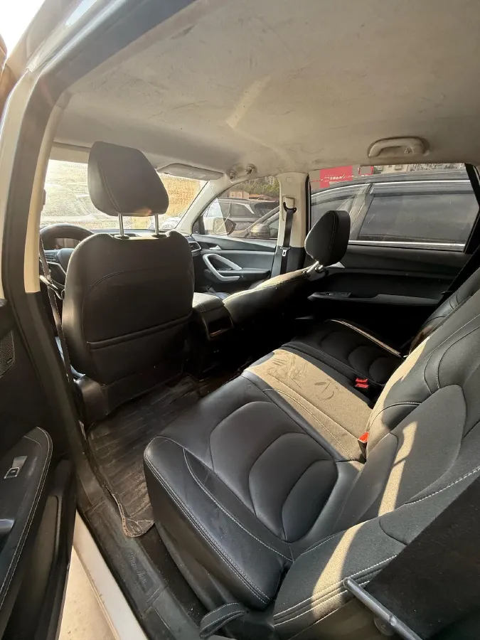 2020 BaoJun 530 1.5T 147HP L4 6MT,autocango,china used car exporter,china ev exporter,chinese used car exporter,chinese used ev exporter