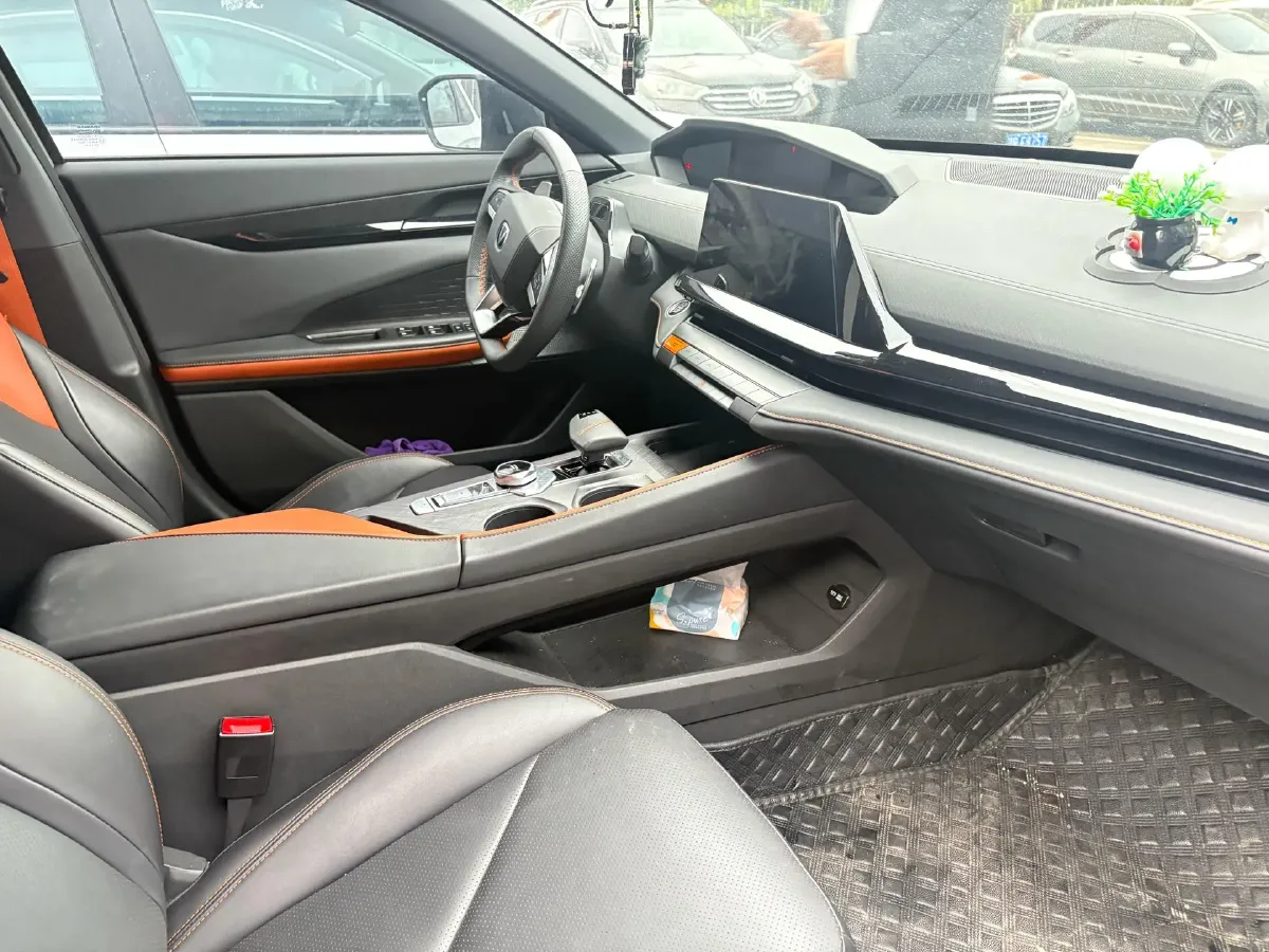 2022 ChangAn UNI-V 1.5T 188HP L4 7DCT,autocango,china used car exporter,china ev exporter,chinese used car exporter,chinese used ev exporter