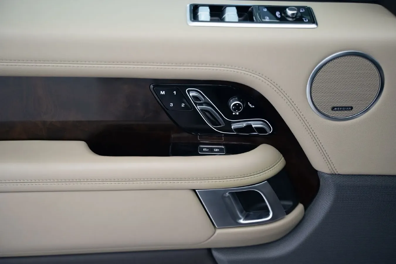 2021 Land Rover Range Rover 3.0T 400HP L6 8AT,autocango,china used car exporter,china ev exporter,chinese used car exporter,chinese used ev exporter