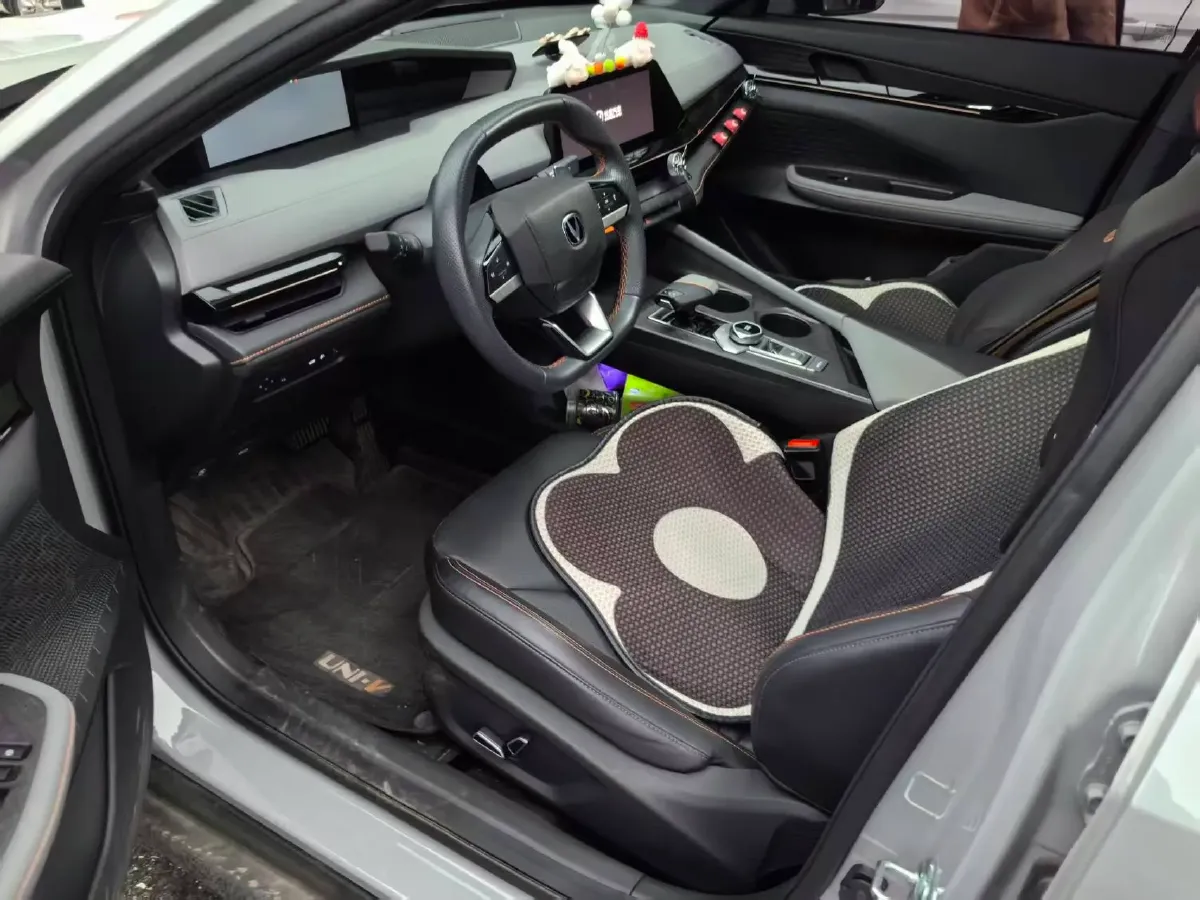 2022 ChangAn UNI-V 1.5T 188HP L4 7DCT,autocango,china used car exporter,china ev exporter,chinese used car exporter,chinese used ev exporter