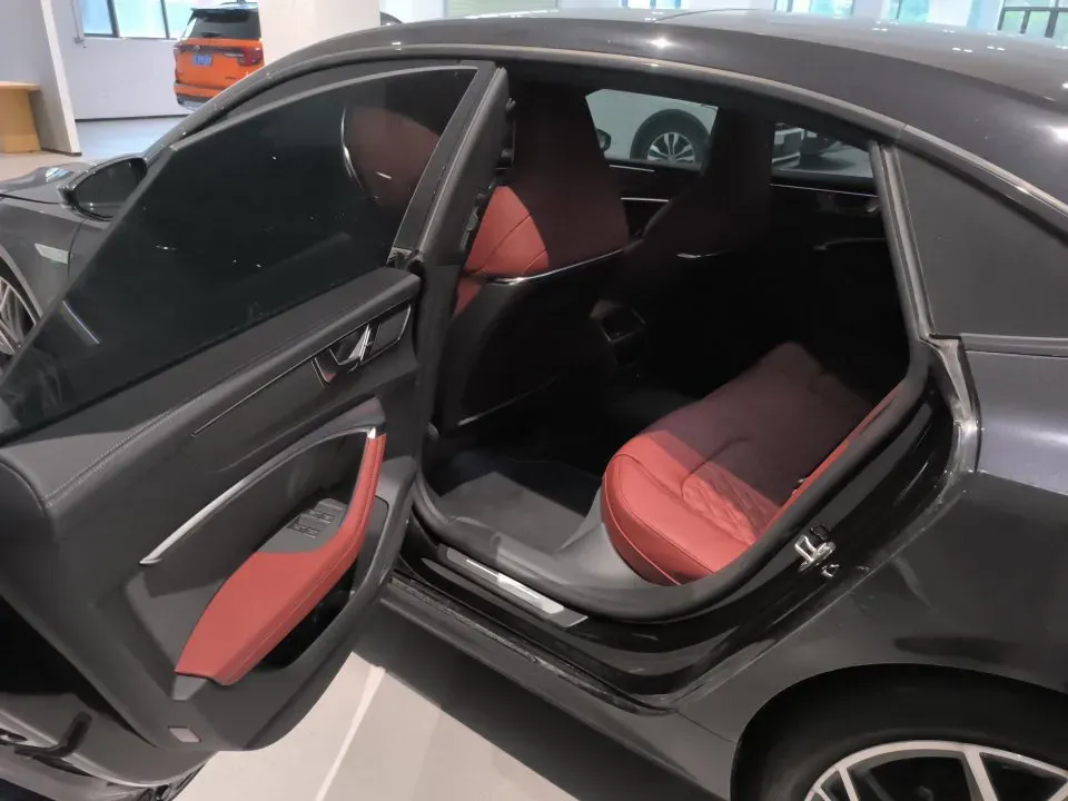 2024 Audi A7L 2.0T 245HP L4 7DCT,autocango,china used car exporter,china ev exporter,chinese used car exporter,chinese used ev exporter