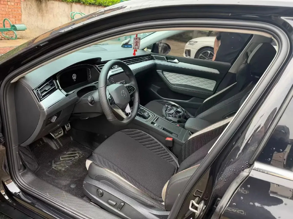 2025 Volkswagen Magotan 2.0T 186HP L4 7DCT,autocango,china used car exporter,china ev exporter,chinese used car exporter,chinese used ev exporter