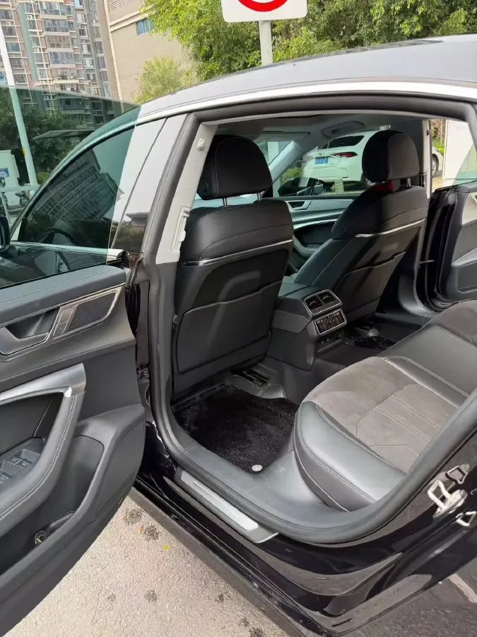 2024 Audi A7L 2.0T 245HP L4 7DCT,autocango,china used car exporter,china ev exporter,chinese used car exporter,chinese used ev exporter