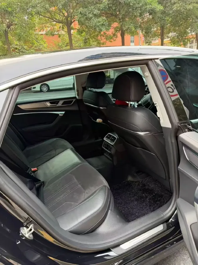 2024 Audi A7L 2.0T 245HP L4 7DCT,autocango,china used car exporter,china ev exporter,chinese used car exporter,chinese used ev exporter