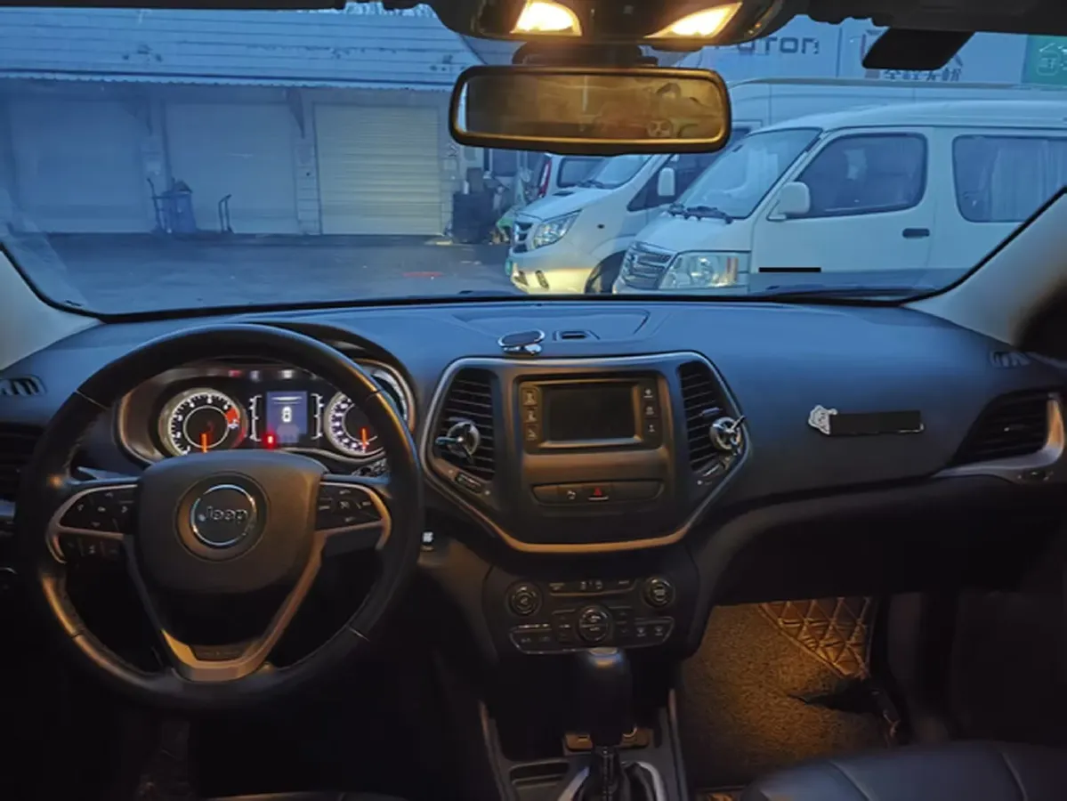 2017 Jeep Cherokee 2.4L 175HP L4 9AT,autocango,china used car exporter,china ev exporter,chinese used car exporter,chinese used ev exporter