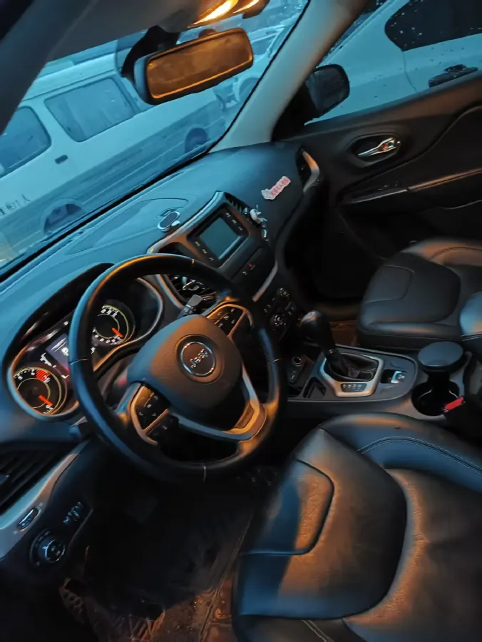 2017 Jeep Cherokee 2.4L 175HP L4 9AT,autocango,china used car exporter,china ev exporter,chinese used car exporter,chinese used ev exporter