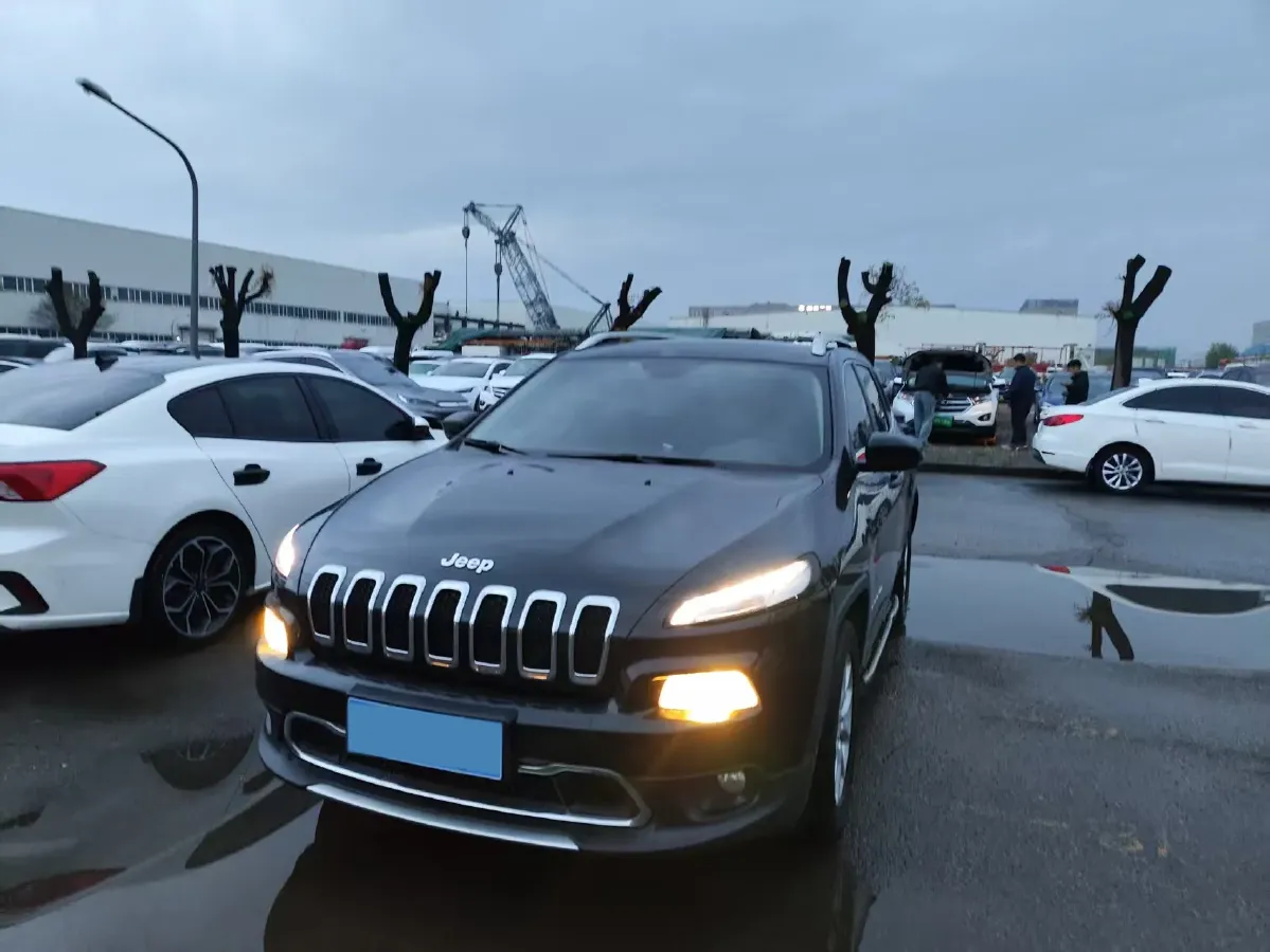 2017 Jeep Cherokee 2.4L 175HP L4 9AT,autocango,china used car exporter,china ev exporter,chinese used car exporter,chinese used ev exporter