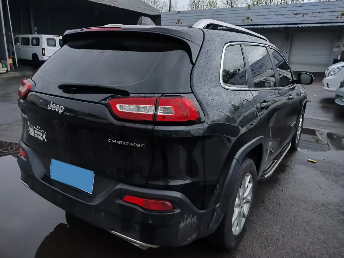 2017 Jeep Cherokee 2.4L 175HP L4 9AT,autocango,china used car exporter,china ev exporter,chinese used car exporter,chinese used ev exporter