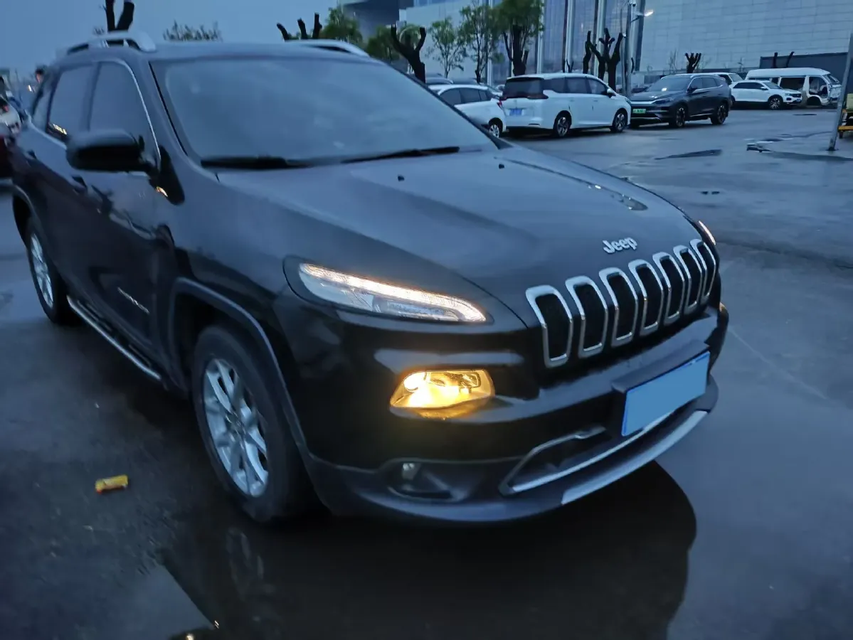 2017 Jeep Cherokee 2.4L 175HP L4 9AT,autocango,china used car exporter,china ev exporter,chinese used car exporter,chinese used ev exporter
