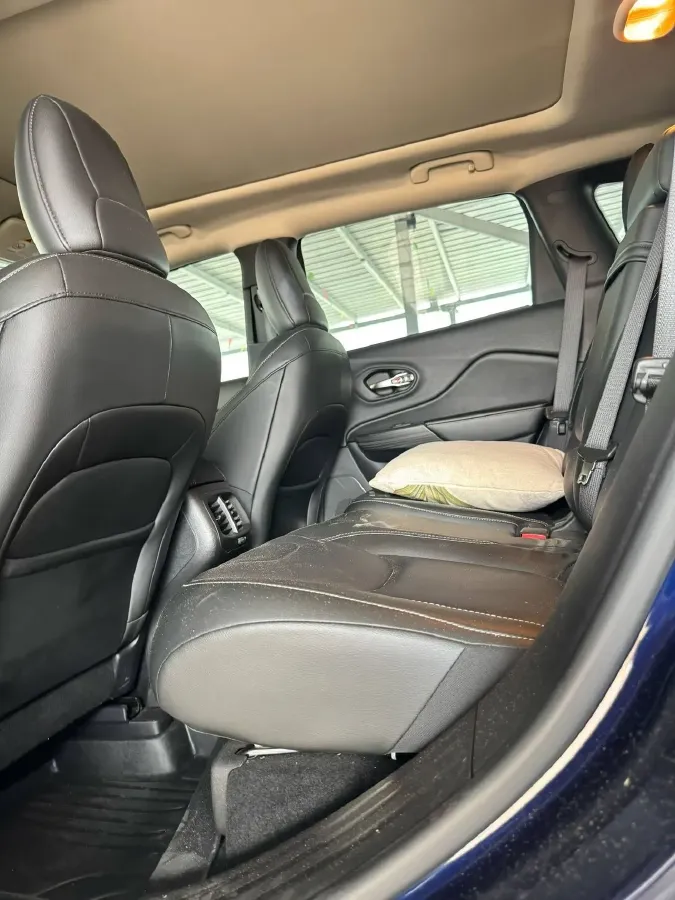 2017 Jeep Cherokee 2.0L 155HP L4 9AT,autocango,china used car exporter,china ev exporter,chinese used car exporter,chinese used ev exporter