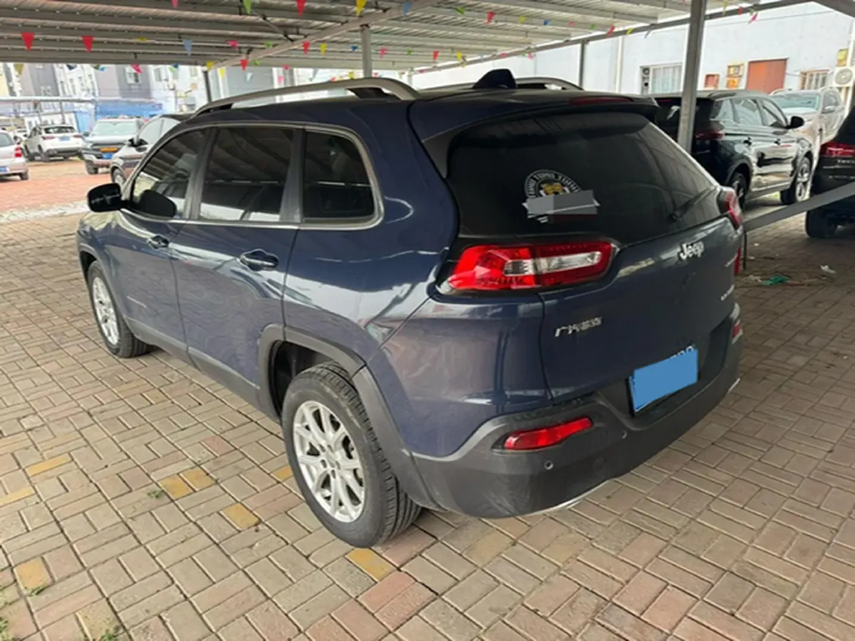 2017 Jeep Cherokee 2.0L 155HP L4 9AT,autocango,china used car exporter,china ev exporter,chinese used car exporter,chinese used ev exporter