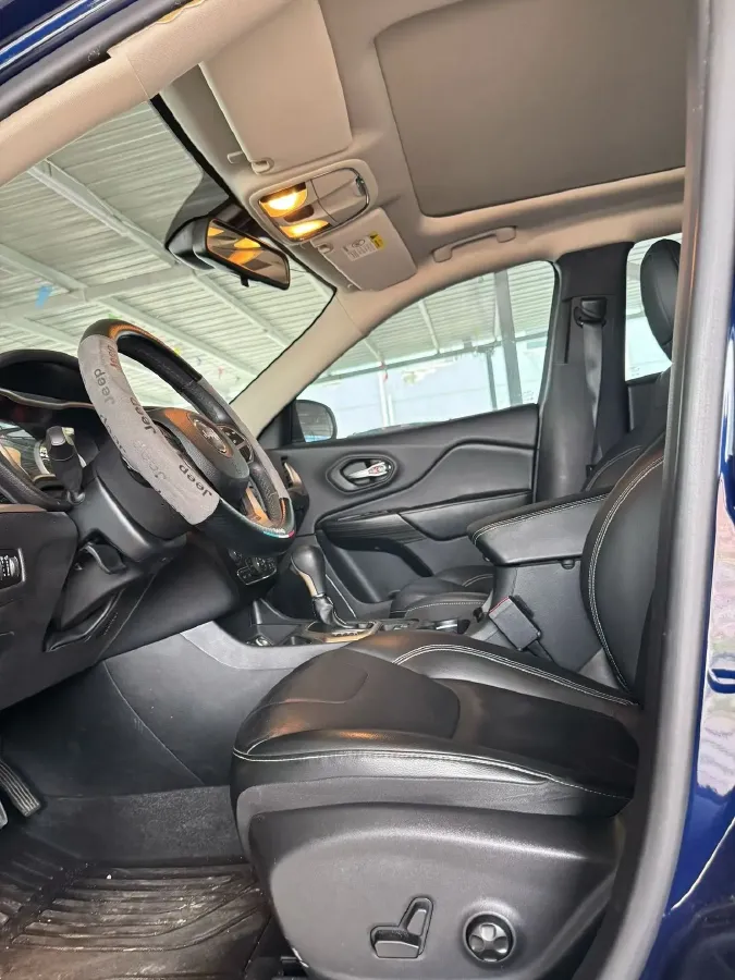 2017 Jeep Cherokee 2.0L 155HP L4 9AT,autocango,china used car exporter,china ev exporter,chinese used car exporter,chinese used ev exporter